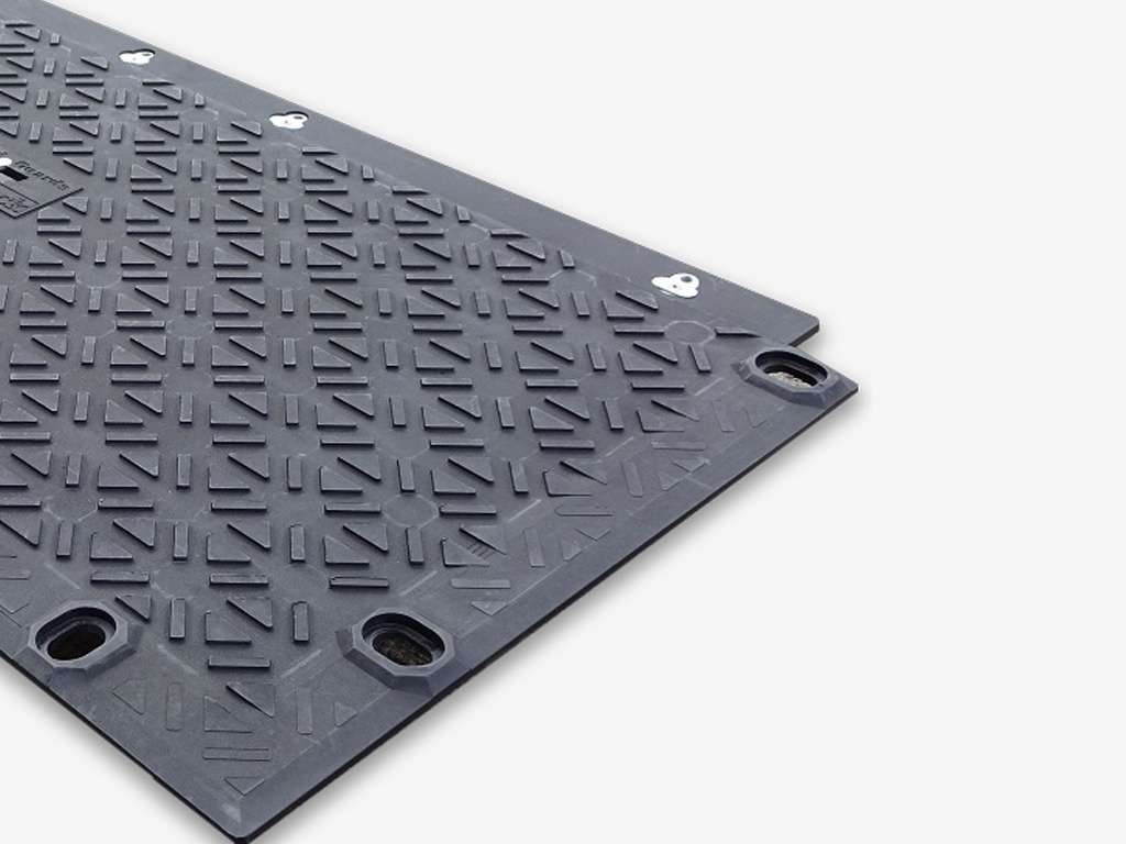 3 ft x 6 ft 1" thick, Black, MaxiTrack Mat. Includes (6) GG-MXB17L Bolts (GG-MX36)